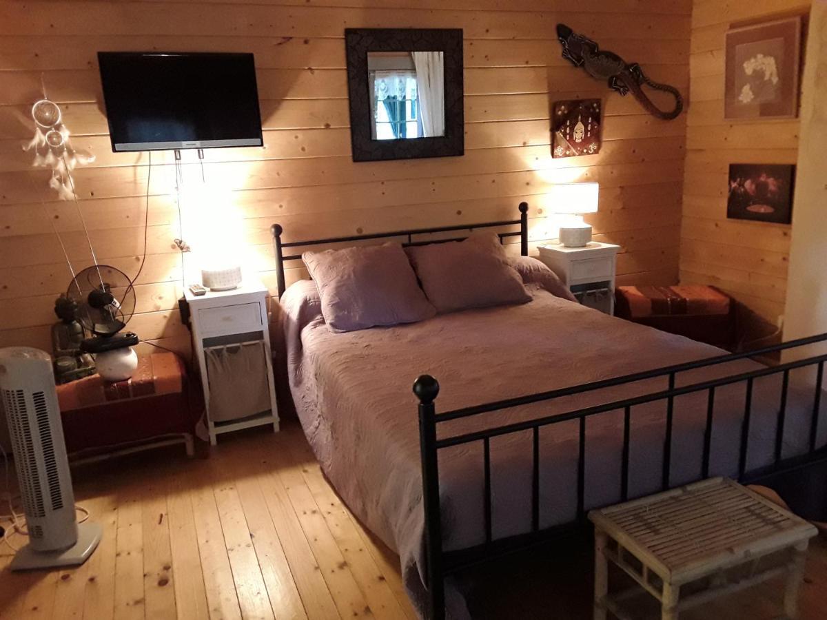 Le Chalet De La Grenouille Verte Tursac 外观 照片